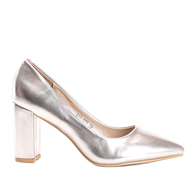Goldene Metallic-Pumps an der Biancaa-Säule