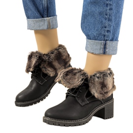 Schwarze isolierte Stiefel mit Varrone-Fell