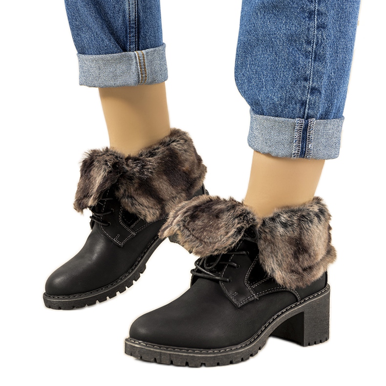 Schwarze isolierte Stiefel mit Varrone-Fell