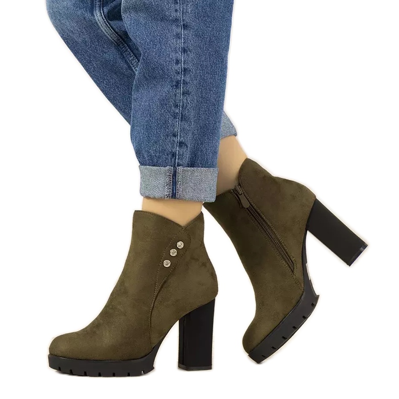 Castaneda Wildleder grüne Stiefel am Pfosten