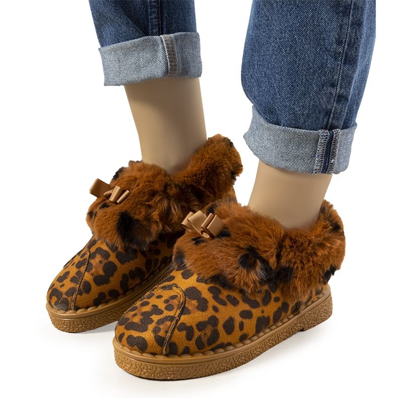 Braune Hausschuhe mit Fell isoliert Valle gelb