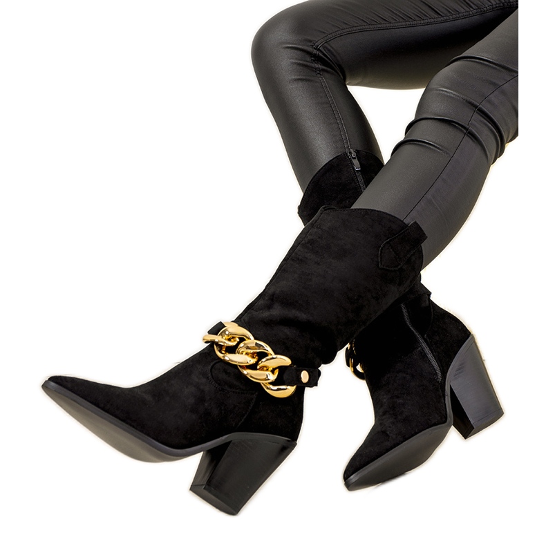 Schwarze Cowboystiefel auf dem Effie-Posten