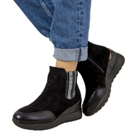 Schwarze Stiefel auf einem isolierten Keilabsatz Trento