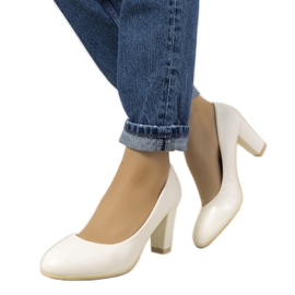 Weiße Pumps an der Unos-Säule