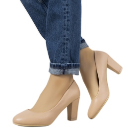 Nackte Pumps auf dem Unos-Post beige