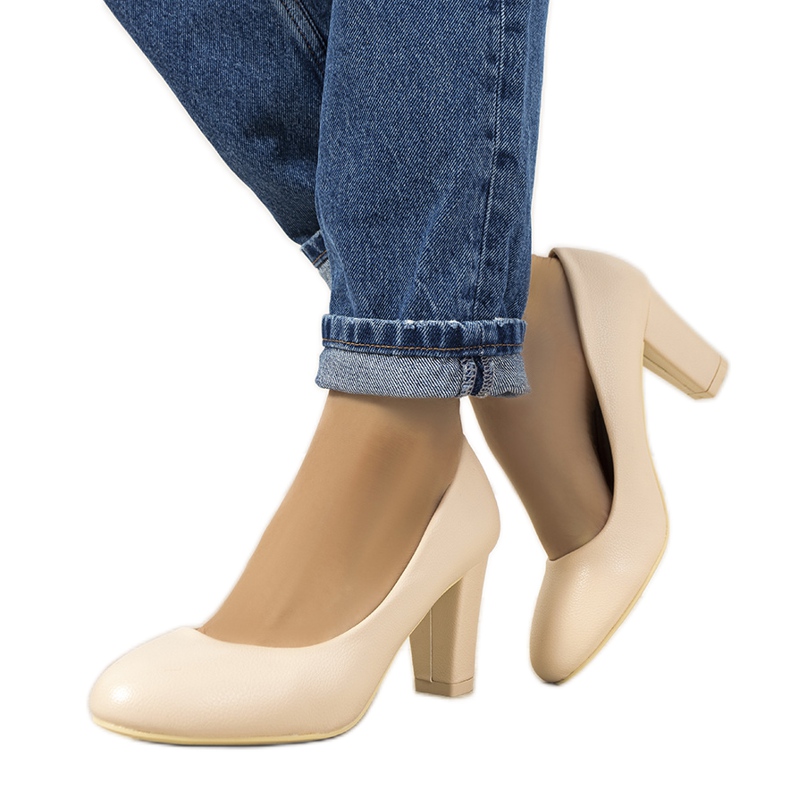 Beige Pumps auf dem Unos-Pfosten