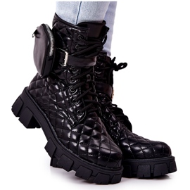 PG2 Gesteppte schwarze Maureen-Stiefel an einem Pfosten