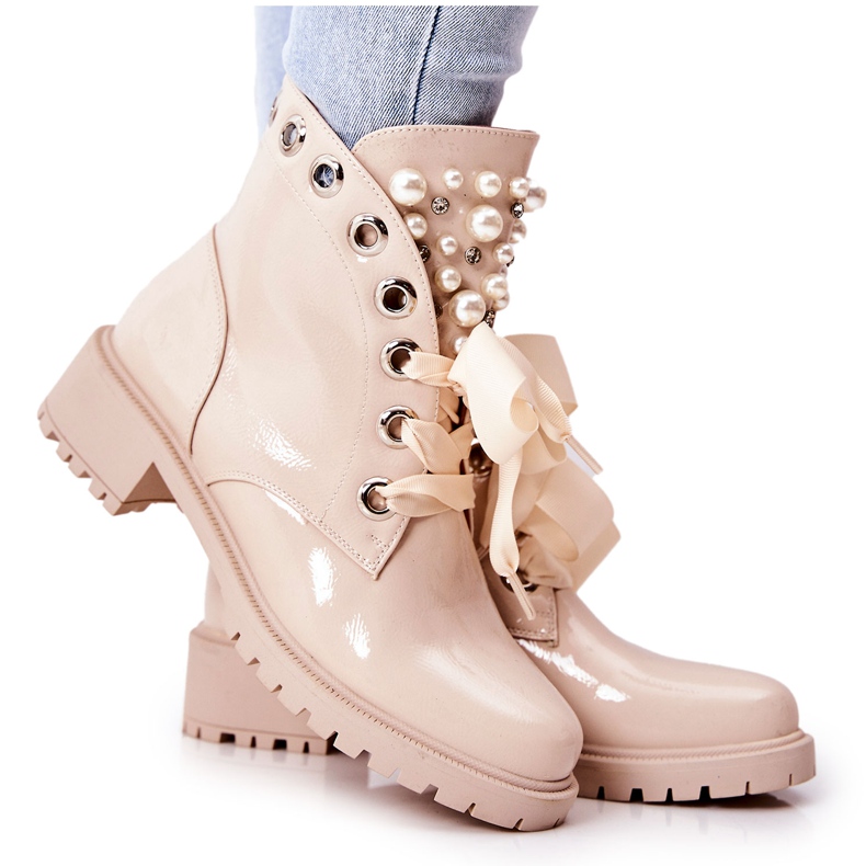 PL4 Lackierte warme Arbeiterinnen mit beigen Perlen