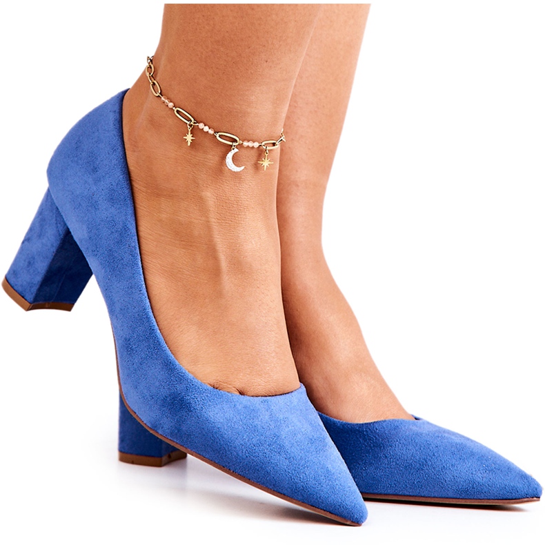 PS1 Wildlederpumps Auf Einer Blauen Abteisäule