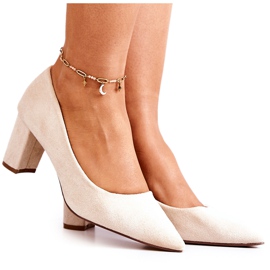 PS1 Wildlederpumps Auf Einer Beige Abteisäule