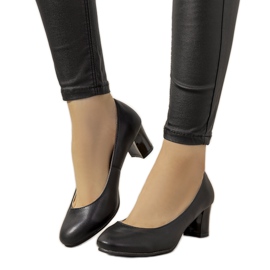 Schwarze Pumps auf dem Fidelpfosten