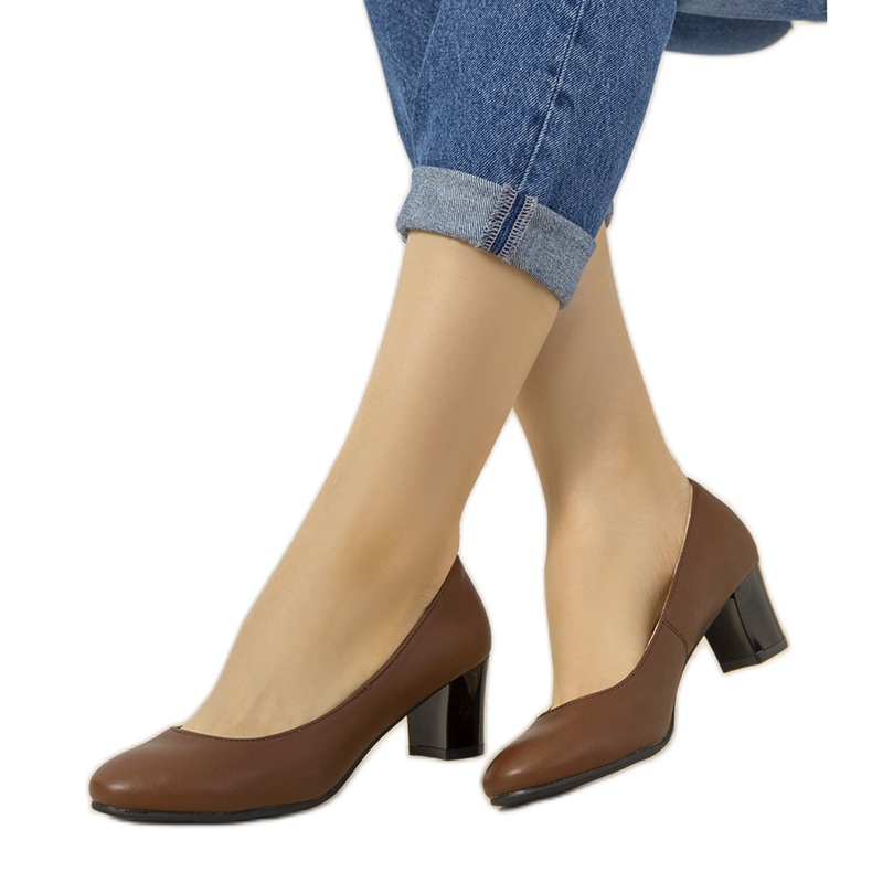 Braune Pumps an der Säule