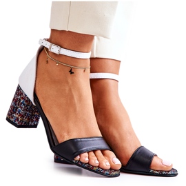 PA2 Ledersandalen auf einer schwarz-weißen Lorene-Stange mehrfarbig