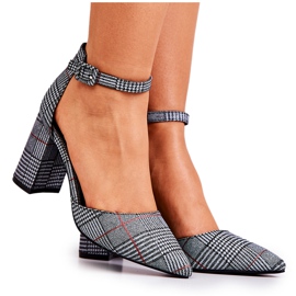 PS1 Pumps auf einem schwarz-weiß karierten Post Harye