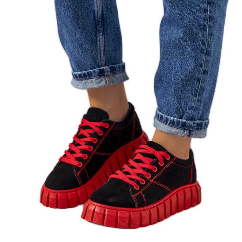 Schwarze Turnschuhe mit dicker Liane-Sohle rot