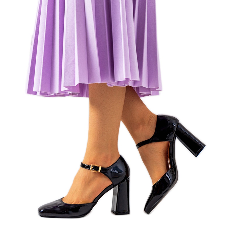 Schwarze Pumps an der Clement-Säule