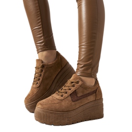 Braune Turnschuhe mit hoher botanischer Sohle