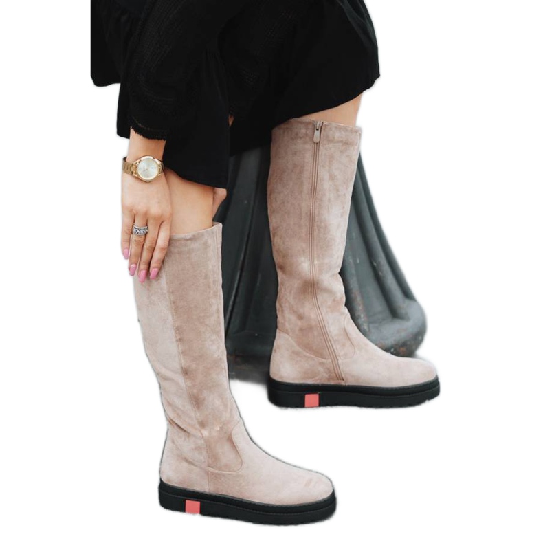 Beige Stiefel auf einem bezogenen Lea-Keil