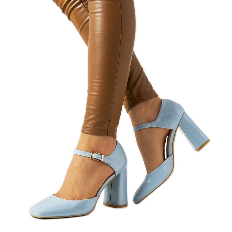 Blaue Pumps an der Clement-Säule