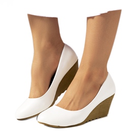 Weiße Pumps auf den Keil Unies naturfarben