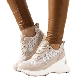 Beige Turnschuhe auf dem Cleveland Wedge khaki