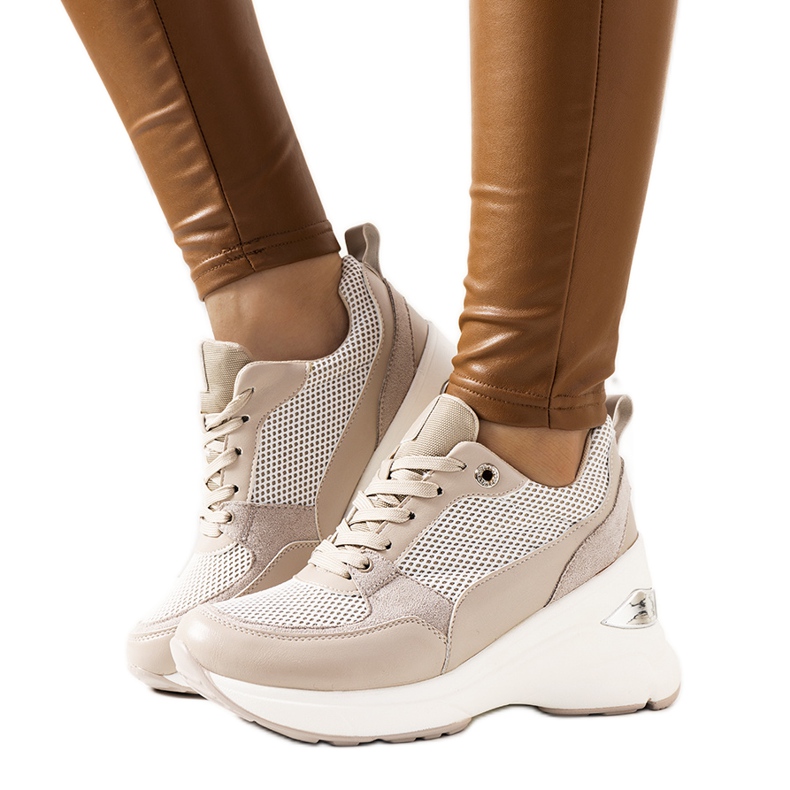 Beige Turnschuhe auf dem Cleveland Wedge khaki