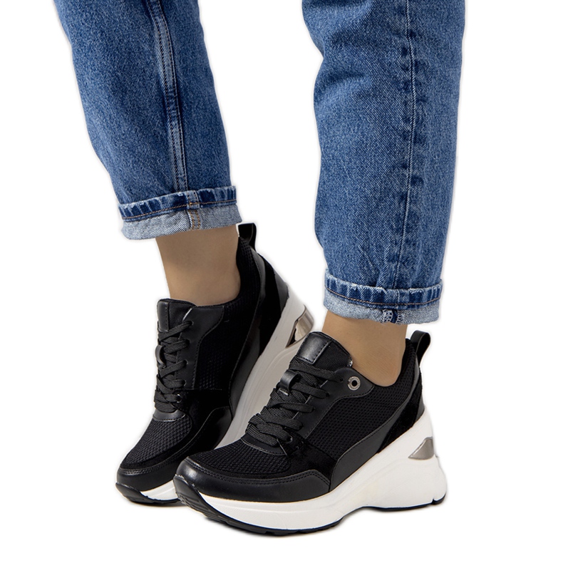 Schwarze Turnschuhe auf dem Cleveland Wedge