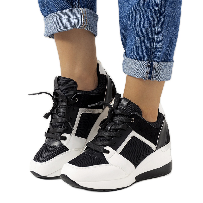 Schwarze und weiße Turnschuhe auf dem Lockett-Keil