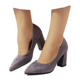 Graue Pumps an der Lepley-Säule