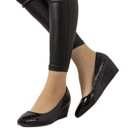 Marineblaue Pumps mit Krokodilledermuster auf dem Wildlife Wedge