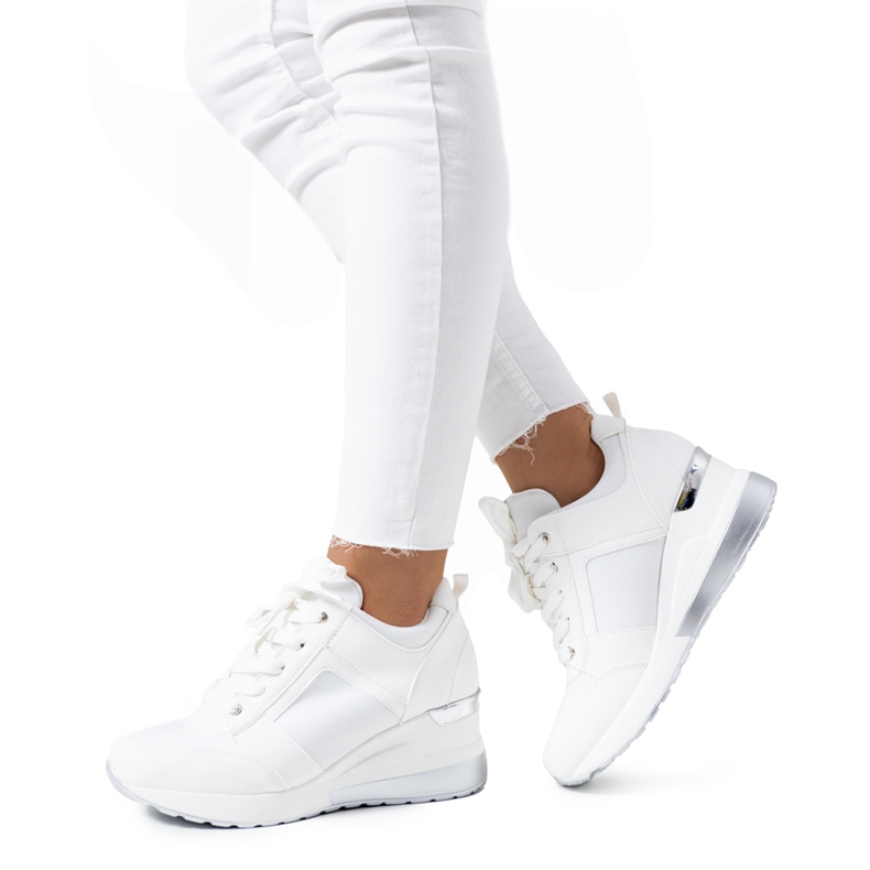 Weiße Turnschuhe auf dem Lockett-Keil silber-