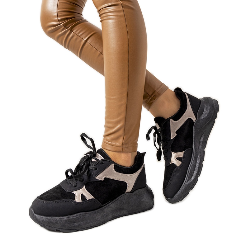 Schwarze Turnschuhe mit goldenen Davis-Akzenten