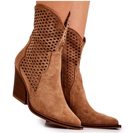 FB1 Durchbrochene Cowboystiefel auf einem Postkamel Caroline braun