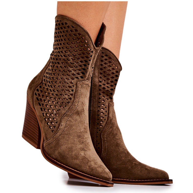 FB1 Durchbrochene Cowboystiefel auf einem Post Khaki Caroline