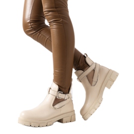 Beige Stiefel auf der Huff-Plattform