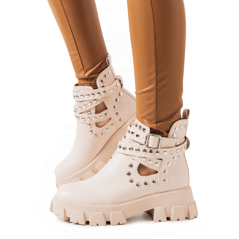 Beige Stiefel mit Kinney-Nieten