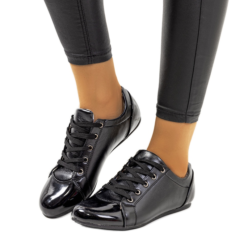 Schwarze Schuhe mit lackierter Spitze von Parady