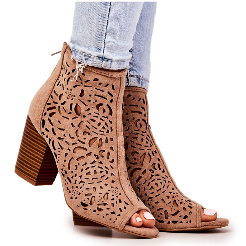 FB1 Durchbrochene Stiefel auf einem Post Beige Bretagne