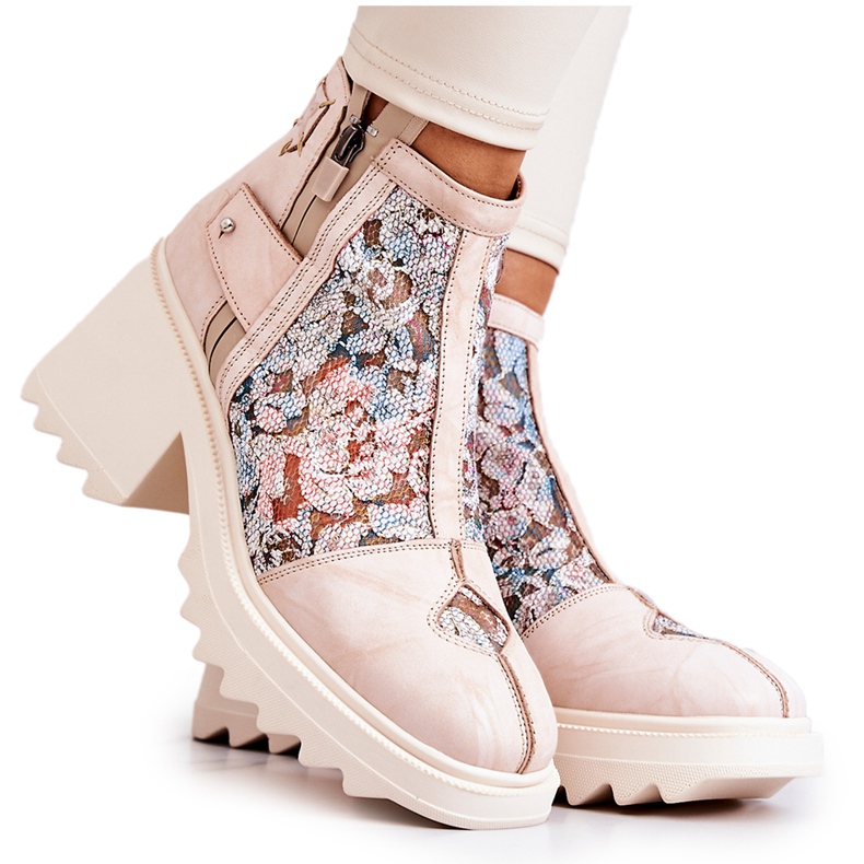 Lederstiefel auf einem massiven Post Maciejka Beige 05325-04