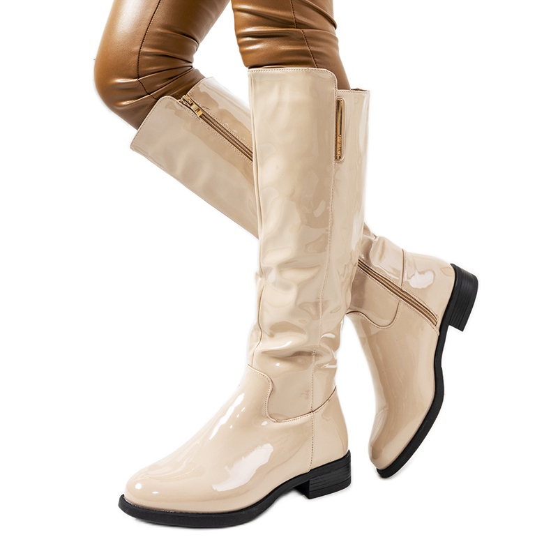 Beige lackierte Stiefel von Lozada