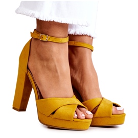 FM1 Wildledersandalen Auf Einem Post Gelben Lanelle