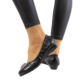 BM Schwarze Ballerinas auf dem Keilabsatz Sofia