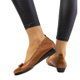 Braune Ballerinas auf dem Wedge Rees