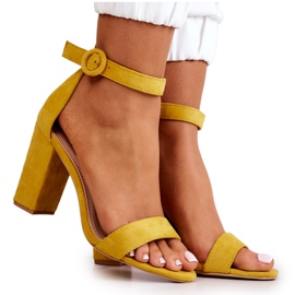 FB2 Gelbe Hattie-Wildledersandalen auf einer Stange