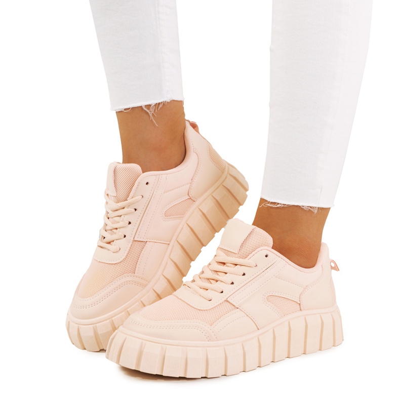 Rosa Turnschuhe auf einer hohen Morico-Sohle