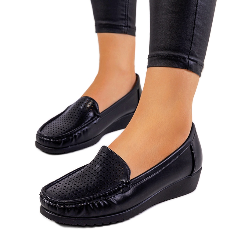 Schwarze Mokassins auf dem Dalal-Keilabsatz