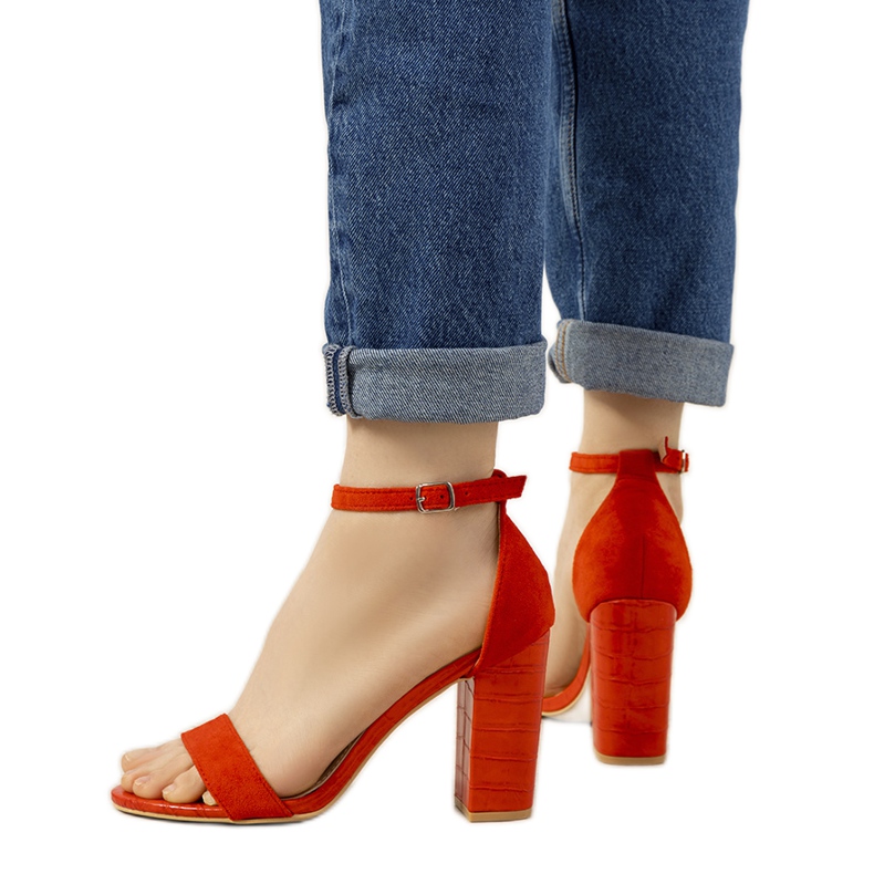 BM Rote Pumps an einem Pfosten mit Dolores-Schlangenmuster