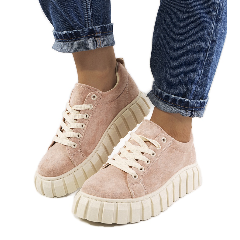 Pinke Turnschuhe auf der Mirabel-Plattform rosa