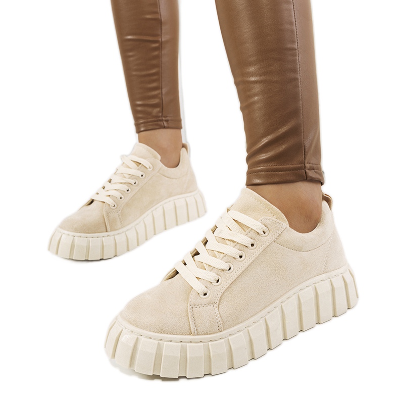 Beige Turnschuhe auf der Mirabel-Plattform