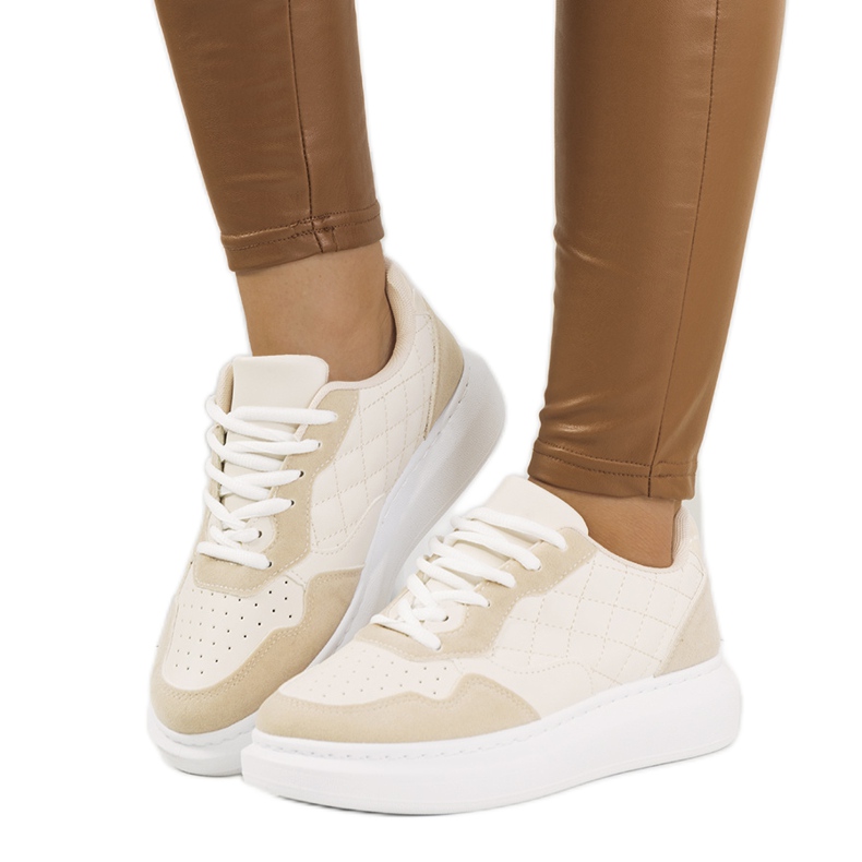 Beige Turnschuhe auf der Gasperi-Plattform